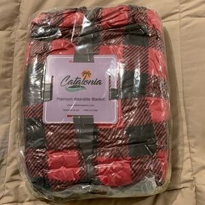 Catalonia Sherpa Wearable Blanket. Brand New in Shrink Wrap Packaging. Red/Black
